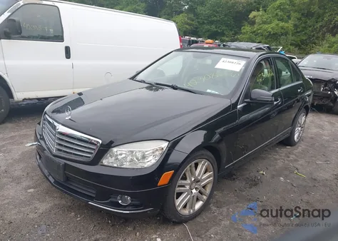 2010 Mercedes-Benz C 300 z USA, uszkodzony, nr VIN WDDGF8BB9AF454536